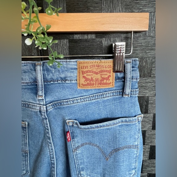 Woman’s Levi Strauss Jeans Size 25 (equivalent to size 0) - Picture 5 of 7
